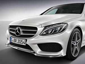  AMG amplia negócios. Acessórios, como a barra cromada inferior ao spoiller do novo Mercedes C