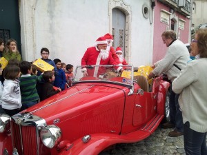  Martins, de Papai Noel, em MG TD 1953, distribuindo presentes em Portugal