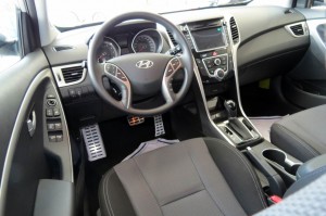 Novo-Hyundai-i30-2014-interior (3)