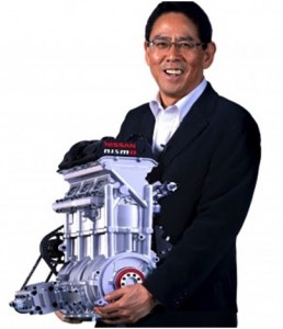 Soichi Miytani, presidente da Nismo, área esportiva da Nissan, segura os 40 kg do motor ZEOD 1,5 