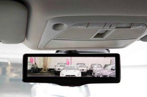 Retrovisor inteligente da Nissan utiliza tela de LCD no espelho