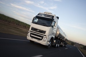 01)A cada cinco caminhões pesados vendidos no Brasil em 2013, um era Volvo.
