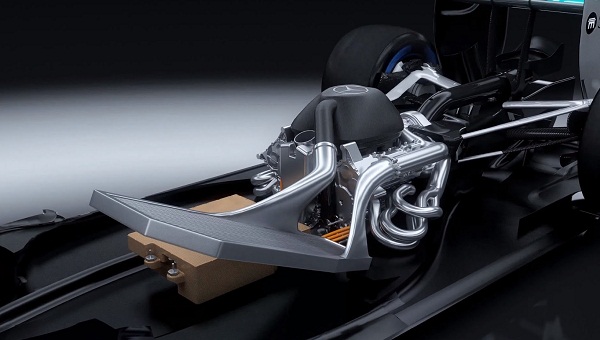 Segredo Mercedes: o radiador à frente do turbo em duas partes. 
