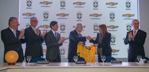 Executivos da GM do Brasil durante a cerimônia de assinatura do contrato.