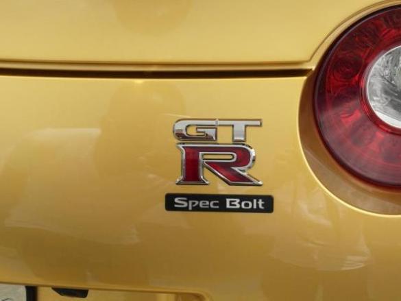 Detalhe do Nissan GT dourado de Bolt 