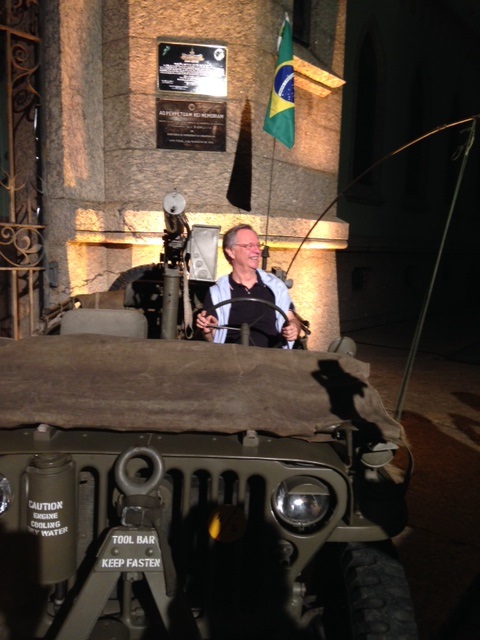 Belini, presidente da FCA, festeja a bordo de um Jeep 1942, criador da noção de independência dentro do cenário de mobilidade. 