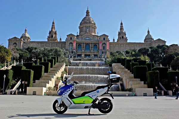 bmw-delivers-first-electric-maxi-scooters-to-barcelona-police-sales-go-up_7