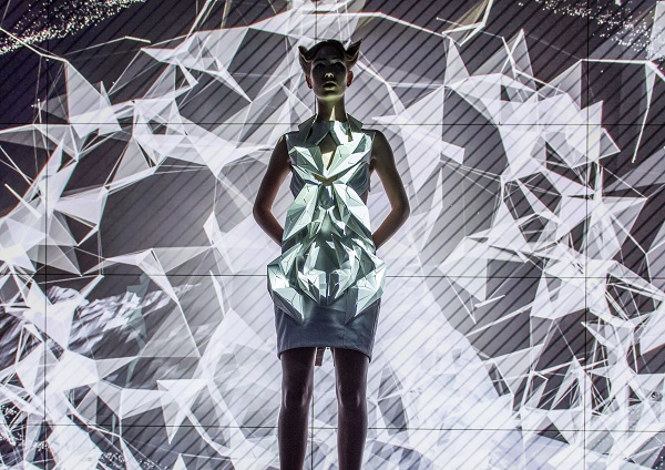 2016-audi-a4-joins-3d-printed-dresses-that-move-or-make-smoke-in-berlin-video-photo-gallery_16